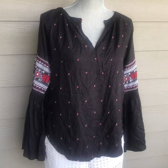 Gorgeous bell sleeve embroidered top - Picture 1 of 5